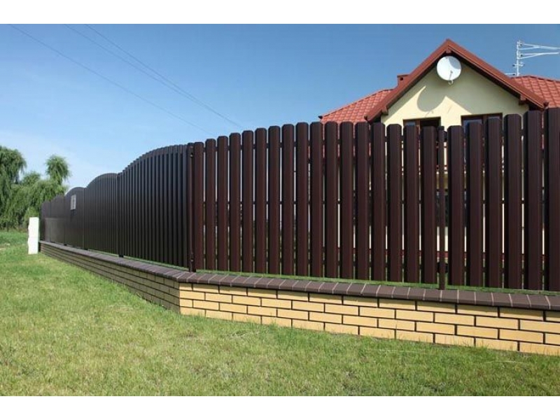 Заборы в орехово зуево. Забор металлоштакет горизонтальный. RAL 7004 евроштакетник. Забор из металлоштакетника 2 метра. Забор из металлического штакетника.